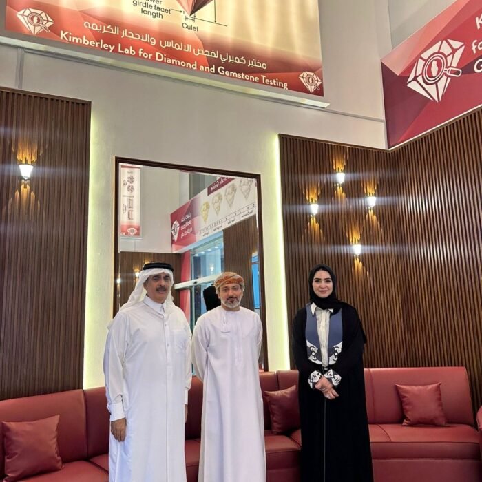 Son Excellence l'Ambassadeur du Sultanat d'Oman auprès de l'État du Qatar, M. Ammar bin Abdullah bin Sultan Al Busaidi, et Son Excellence Cheikh Abdulrahman bin Ahmed Al Thani.