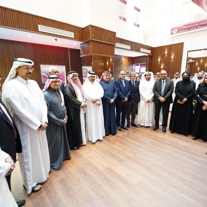 Le Vice-président de l’Autorité de Normalisation et de Métrologie du Qatar, M. Jabr Al-Nuaimi Le Directeur du Comité des Experts au Ministère de la Justice, M. Abdallah Al-Marri Le Président du Comité de l’Or et des Bijoux, M. Nasser Haidar Le Directeur adjoint de l’Aéroport International de Doha, M. Naji Al-Mahmoud Le Directeur des Douanes à l’Autorité des Douanes, M. Ahmed Al-Khunji L’Adjointe du Directeur de l’Enseignement au Ministère de l’Éducation, Mme Fatima Al-Abdali Le Secrétaire d’État adjoint au Ministère de l’Éducation, Dr. Ibrahim bin Saleh Al-Nuaimi Le Secrétaire d’État adjoint au Ministère du Commerce et de l’Industrie, M. Mansour bin Khaled bin Abdallah Al-Farhan Al-Saoud