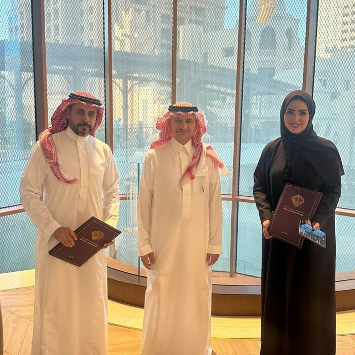 Depuis Doha, ont été menées les procédures d’achèvement de la signature de l’accord pour le lancement du Laboratoire Kimberly de test du diamant à Riyad, Royaume d’Arabie Saoudite, avec le Groupe Al-Khathlan, en présence de son fondateur, l’homme d’affaires M. Abdulrahman bin Hamad Al-Khathlan… Avec toute l’appréciation et la gratitude de Cheikh Abdulrahman bin Ahmed Al Ahmed Al Thani et de l’équipe du Laboratoire Kimberly à Son Excellence l’Ambassadeur du Royaume d’Arabie Saoudite auprès de l’État du Qatar, Son Altesse le Prince Mansour bin Khalid Al Saoud, pour sa présence et son souci constant de soutenir la coopération économique entre les deux pays.  Ce projet constitue une étape stratégique et qualitative qui renforce la confiance dans le secteur de la joaillerie et des pierres précieuses, et ouvre de nouveaux horizons pour une coopération fructueuse entre les deux pays frères, reflétant la profondeur des relations fraternelles, économiques et culturelles qui unissent le Qatar et le Royaume d’Arabie Saoudite.  Toute notre gratitude et notre reconnaissance à Son Excellence l’Ambassadeur pour son soutien continu, qui restera une étape marquante dans le parcours de ce projet pionnier, et un moteur pour davantage de partenariats et de réalisations communes.